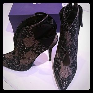 Stuart Weitzman Plunge lace bootie